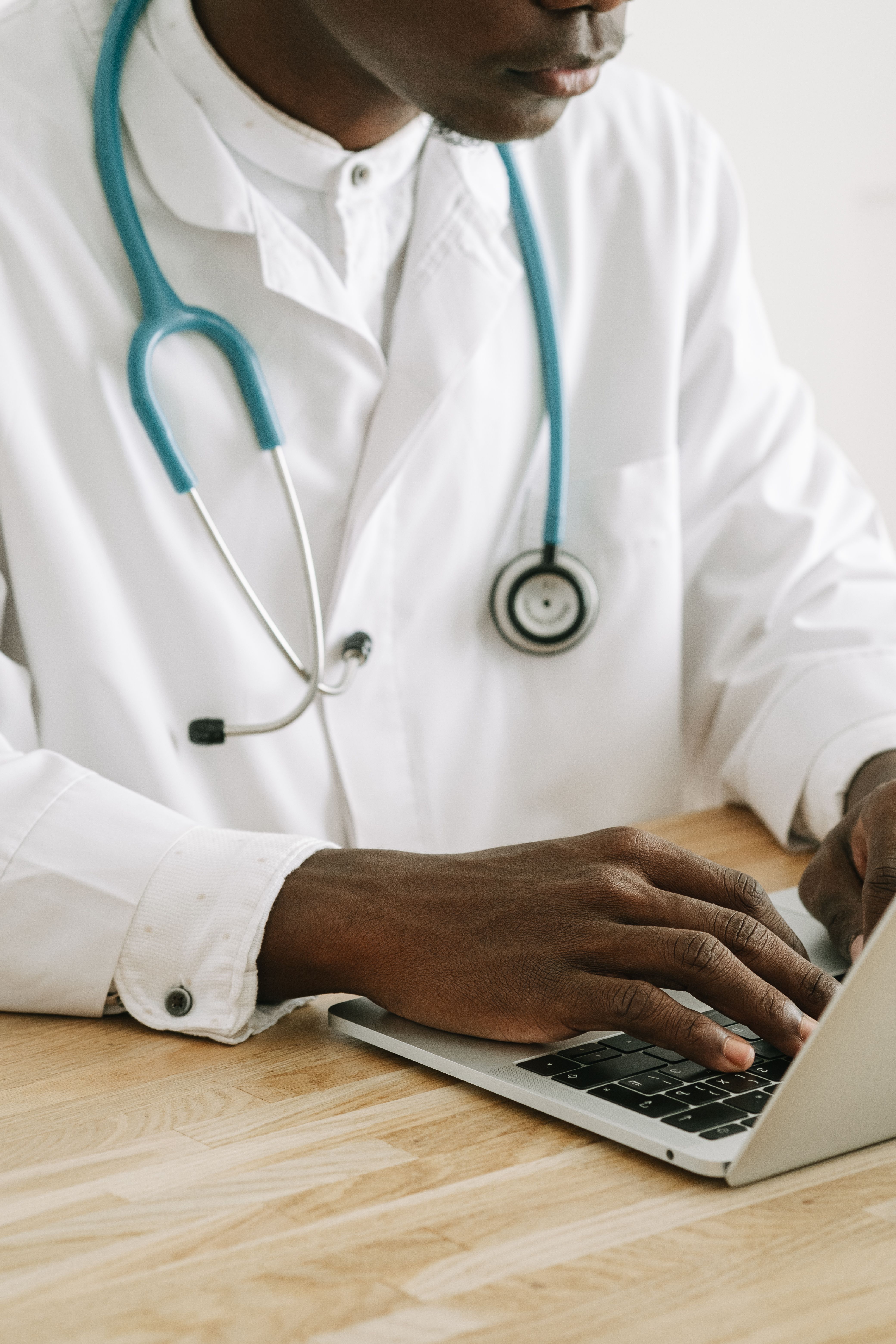 Médico utilizando o Dr. Escala