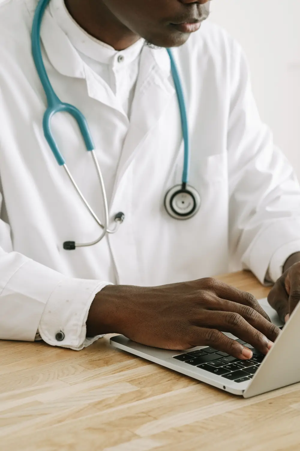 Médico utilizando o Dr. Escala